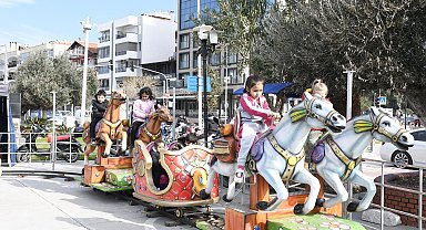 Kuşadası Belediyesi'nden öğrencilere sömestr hediyesi