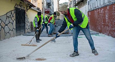 Kuşadası Belediyesi'nin yol mesaisi devam ediyor