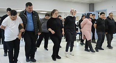 Kusursuz Kafenin kusursız çalışanları provada