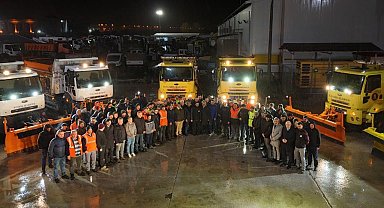 Kütahya Belediyesinin karla mücadele ekipleri sahada