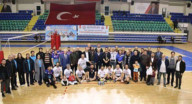 Kütahya'da eğitim çalışanları voleybol turnuvasında şampiyon Şehitler Ortaokulu