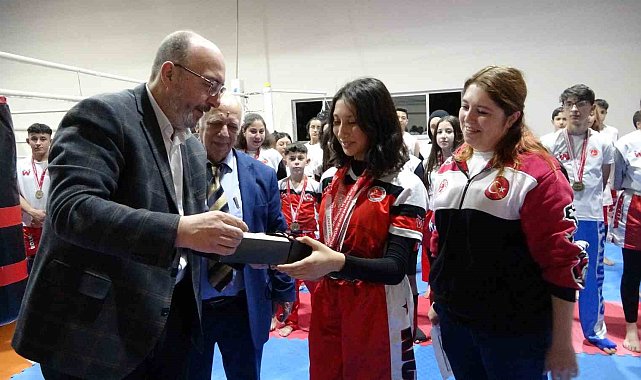 Kütahya'da kick boksta ulusal ve uluslararası yarışmalarda başarı elde eden sporcular ödüllendirildi
