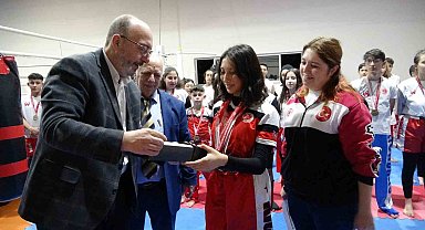 Kütahya'da kick boksta ulusal ve uluslararası yarışmalarda başarı elde eden sporcular ödüllendirildi
