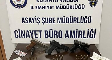 Kütahya'da polisin Bölge Uygulamasında 3 ruhsatsız tabanca ve uyuşturucu ele geçirildi