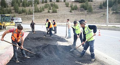 Kütahya'da sıcak asfalt serim çalışmaları devam ediyor