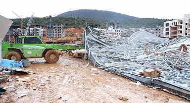 Kuvvetli fırtına şantiye alanındaki çatıları uçurdu: 2 kişi yaralandı, 2 araç zarar gördü
