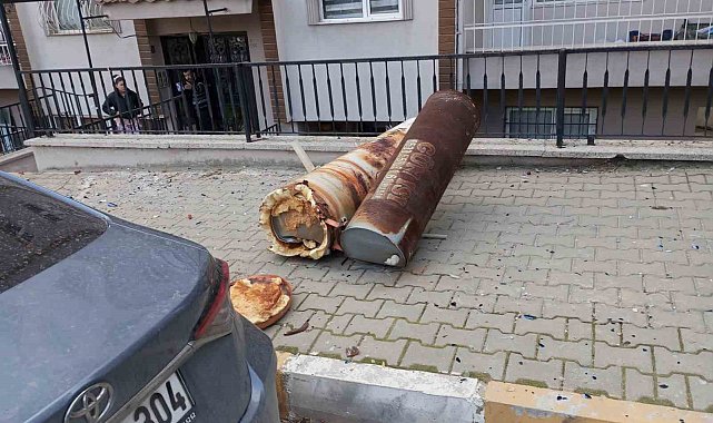 Kuvvetli rüzgar çatıları uçurdu, araçlara zarar verdi