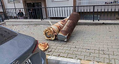 Kuvvetli rüzgar çatıları uçurdu, araçlara zarar verdi