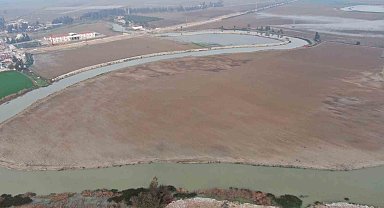 Kuvvetli yağışların etkisini yitirmesiyle göle dönen Amik Ovası'nda sular çekilmeye başladı