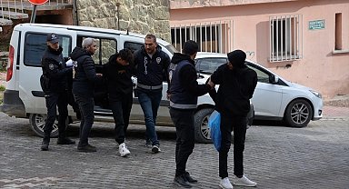 Kuyumcuyu soymak isteyen hırsızlar polisten kaçamadı