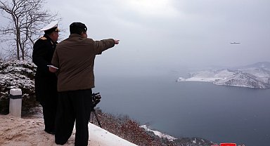 Kuzey Kore lideri Kim yeni stratejik seyir füzesinin test atışını denetledi