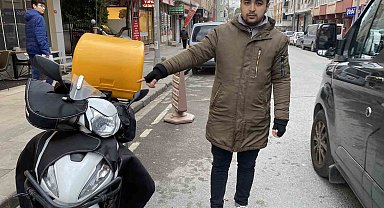 Laf attıkları motokuryeyi yakalamayınca motosikletini tekmelediler