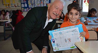 Lapseki Belediye Başkanı Eyüp Yılmaz, öğrencilere karnelerini dağıttı