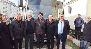 Lapseki Belediye Başkanı Eyüp Yılmaz, umreye giden vatandaşları dualarla uğurladı