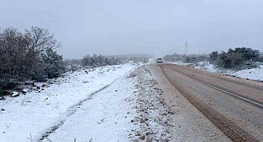Lapseki'nin yükseklerinde kar kalınlığı 15 santimetreye ulaştı