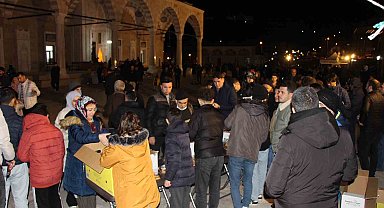 Lise öğrencileri helva yapıp kandil akşamı halka dağıttı