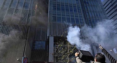Lübnan'da paralarını çekemeyen mevduat sahipleri, Merkez Bankası'na havai fişek fırlattı