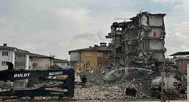 Malatya'da ağır hasarlı binaların yıkımları sürüyor