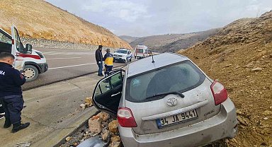 Malatya'da otomobil drenaj kanalına düştü: 3 yaralı
