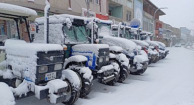 Malazgirt'te kar yağışı: 33 köy yolu kapandı