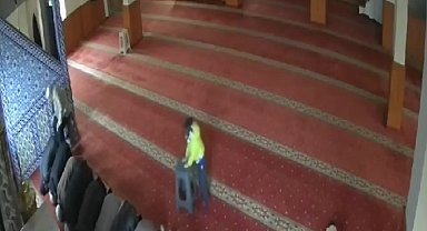 Maltepe'de küçük çocuk namaz kılan vatandaşın taburesini çekti