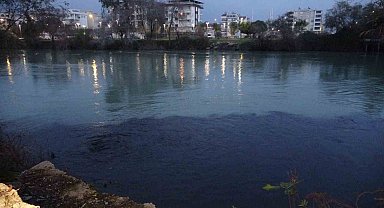 Manavgat Irmağı siyaha büründü