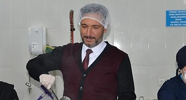 Manisa Milli Eğitim Müdürü yatılı öğrencilere yemek dağıttı