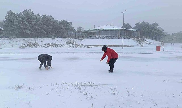 Manisa'nın yüksek kesimlerinde yılın ilk kar yağışı