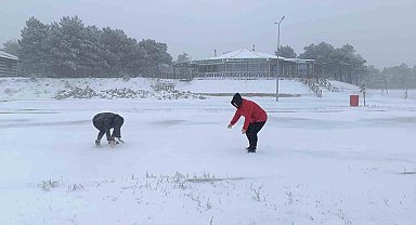 Manisa'nın yüksek kesimlerinde yılın ilk kar yağışı