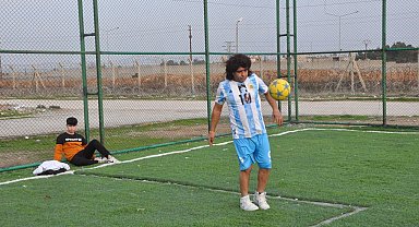 Maradona'ya benzerliği ile herkesi şaşırtıyor