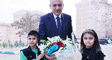 Mardin Valisi Tuncay Akkoyun, öğrencilerin karne sevincine ortak oldu
