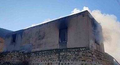 Mardin'de boş olan ev yanarak kullanılamaz hale geldi