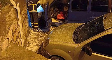 Mardin'de gece yarısı hafif ticari araç yanarak kullanılamaz hale geldi
