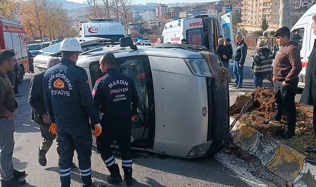 Mardin'de hafif ticari araç takla attı: 3'ü ağır 4 yaralı