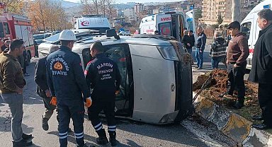 Mardin'de hafif ticari araç takla attı: 3'ü ağır 4 yaralı