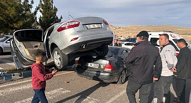 Mardin'de kazaya karışan otomobil çarptığı otomobilin üstüne çıktı