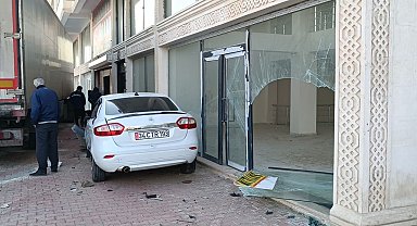 Mardin'de kontrolden çıkan tır, üç araç ve bir işyerine zarar verdi: 2 yaralı