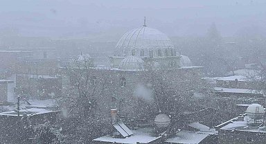 Mardin'de mevsimin ilk karı yağdı