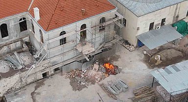 Marmara Üniversitesi rektörlük ve ek hizmet binasının restorasyonu sırasında ateş yaktılar