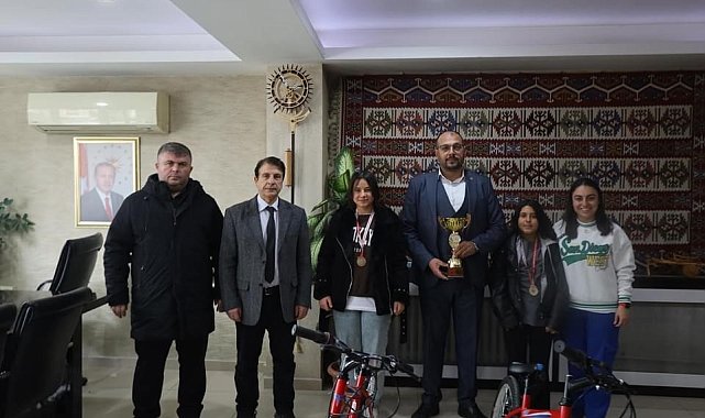 Masa tenisi birincileri bisikletle ödüllendirildi