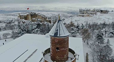 Medeniyetlerin beşiği Harput beyaza büründü, kartpostallık görüntüler oluştu