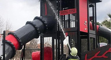 Menteşe'de çıkan yangın sonucunda parkta bulunan kaydırak zarar gördü