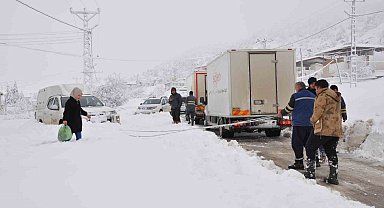 Mersin'de kar yağışı: Karaman yolu büyük araçlara kapatıldı