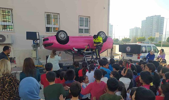 Mersin'de öğrenci ve minibüs şoförlerine trafik eğitimi verildi