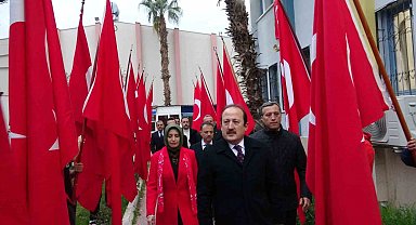 Mersin'de şehitler okullarda anıldı, bayrak gençlere teslim edildi