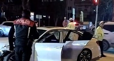 Mersin'de silahlı saldırıya uğrayan sürücü aracıyla refüje çarptı