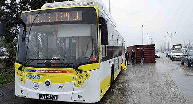 Mersin'de tırın üzerinden düşen konteyner belediye otobüsüne çarptı