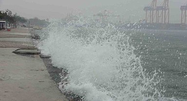 Mersin'de yağışlı hava etkili olmaya başladı, Akdeniz'de hortum çıktı