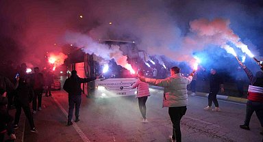 Meşaleli taraftarlar 24Erzincanspor'u coşkuyla karşıladı