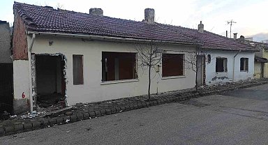 Metruk ev mahalle sakinlerine endişe veriyor